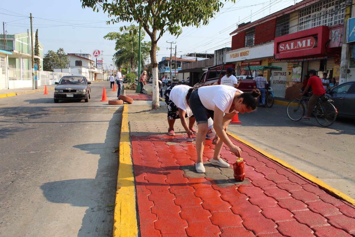 ComalcalcoMX's tweet photo. #Comalcalco busca ser uno de los pueblos más limpios de #Mexico la Presidente @lorenamendezd encabeza jornada de limpieza y siembra de bugambilias. Responde al llamado del mandatario del @GobiernoMX @lopezobrador_ #FelizSábado https://t.co/Ss2v2nssZe https://t.co/JsgwODvGq7