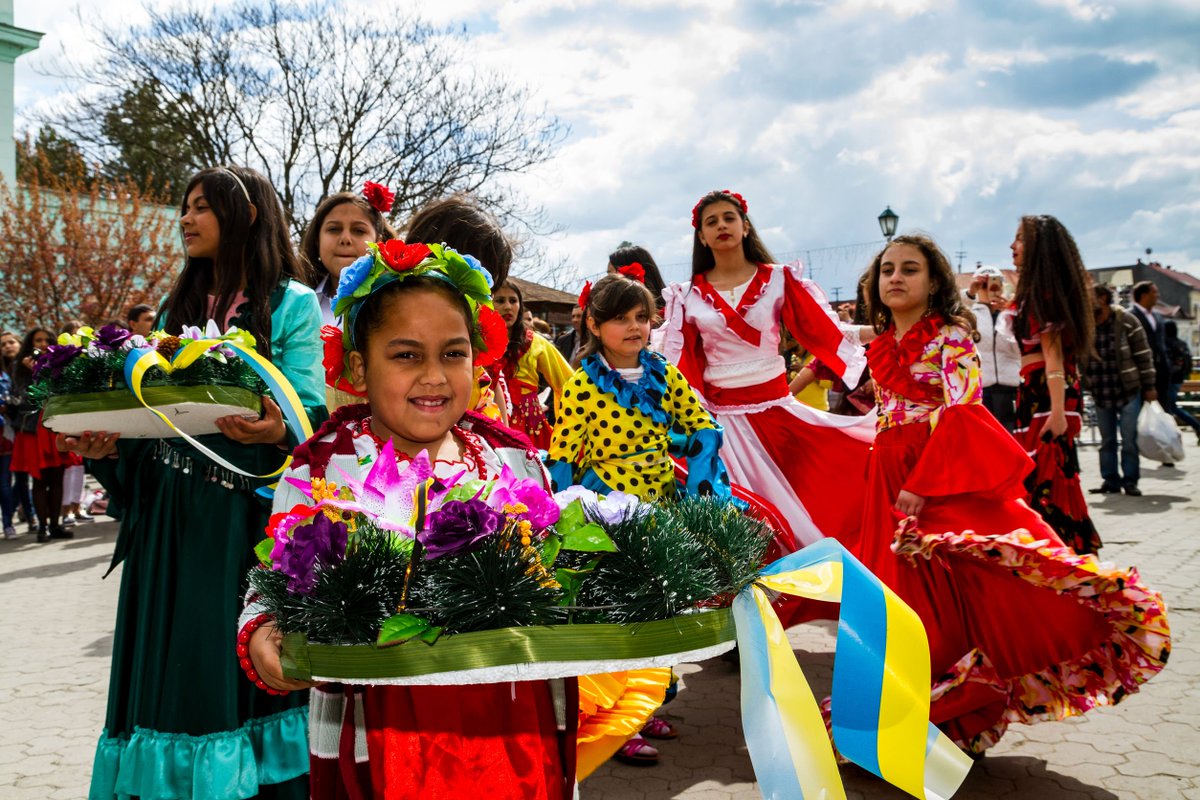 april 8th is interntional romani day, a day where we celebrate our cultures and identity, but also speak up about our abusethus, a thread on how to appreciate romani culture without appropriating it and how to be a good, useful ally