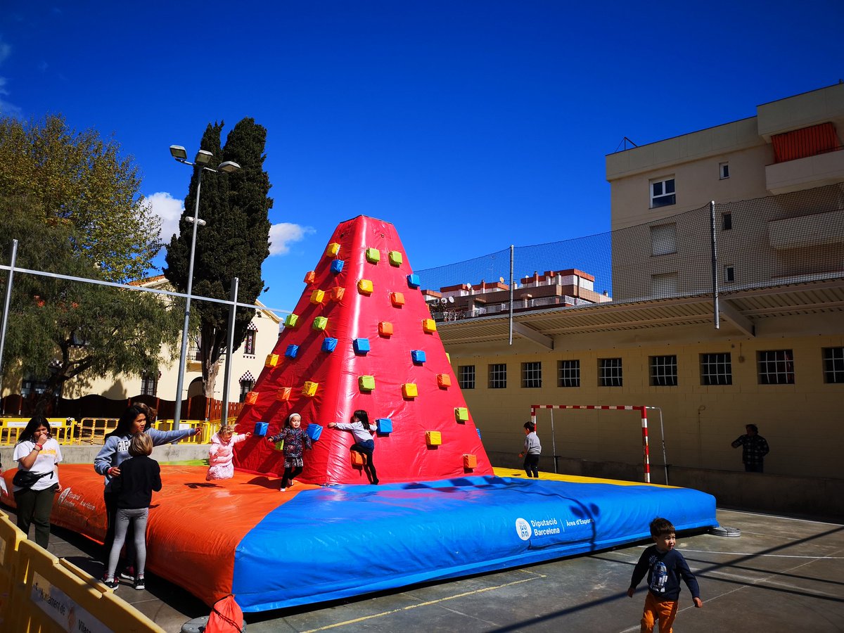 VilassardeMar's tweet image. El rocòdrom inflable, el premi per completar 4 activitats de la Festa de la #SalutVdM. Vine a saltar! #SetmanadelaSalut #VilassardeMar