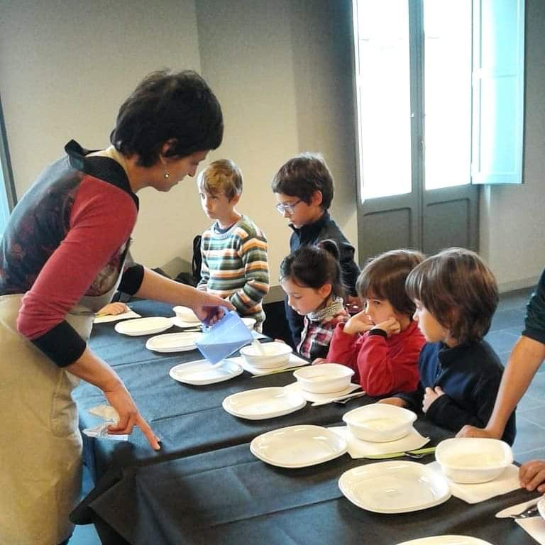 firastermengol's tweet photo. Un munt de nens i nenes han sigut formatgers 🧀👩‍🍳per un dia al @EspaiErmengol

Avui hem tancat el cicle 'Parlem de formatge' organitzat en el marc del projecte europeu #innolact amb el taller que ha impartit Formatges l'Abadessa. https://t.co/1Ta6RiteU0