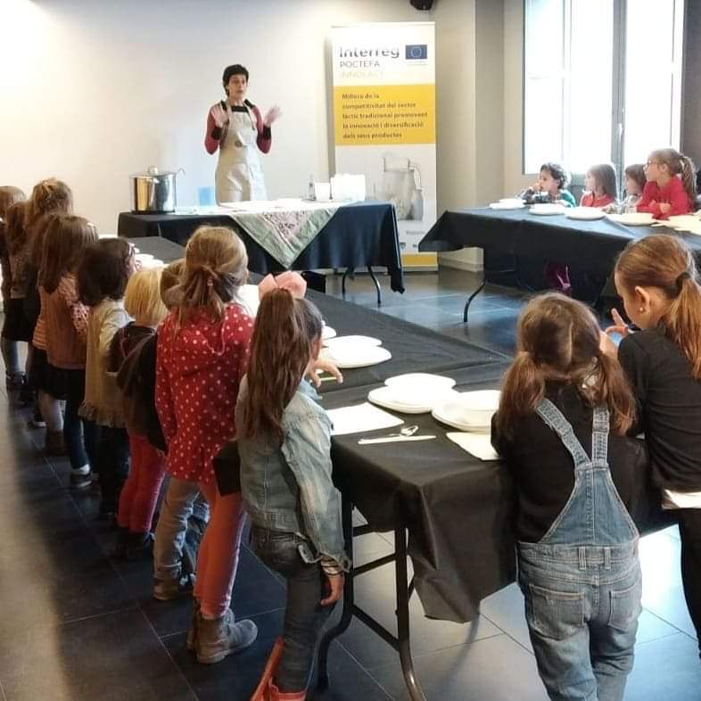 firastermengol's tweet photo. Un munt de nens i nenes han sigut formatgers 🧀👩‍🍳per un dia al @EspaiErmengol

Avui hem tancat el cicle 'Parlem de formatge' organitzat en el marc del projecte europeu #innolact amb el taller que ha impartit Formatges l'Abadessa. https://t.co/1Ta6RiteU0