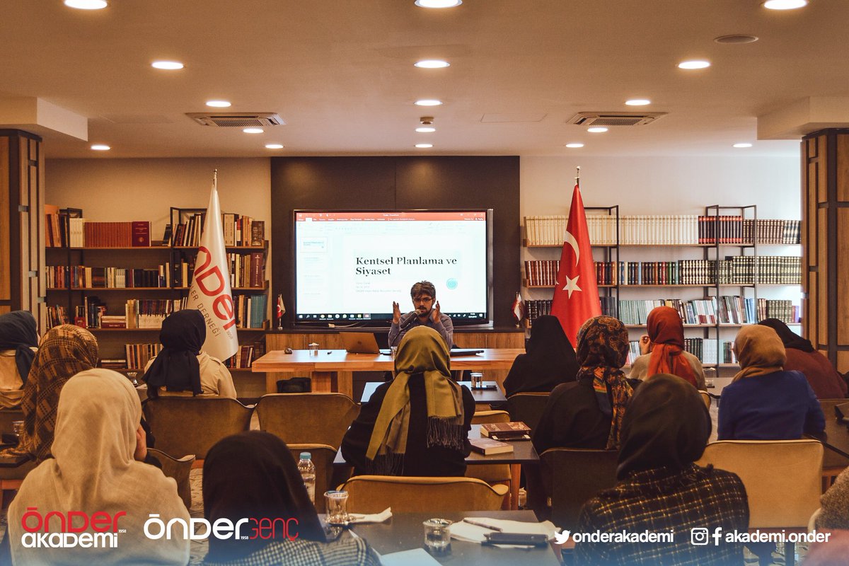 OnderAkademi's tweet photo. Toplum ve Siyaset Modülünde Ar. Gör. Yunus Çolak konuğumuzdu.
Kentsel Planlama ve Siyaset dersinde "Bir tane bile dikili ağacımız yok" dedi ve bunları söylerken adına diktiğimiz fidanlardan habersizdi. 😊 https://t.co/pahoKcdLOE