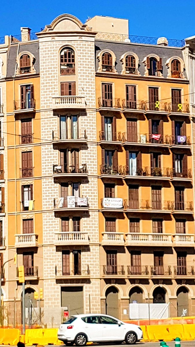 liliana_dorina's tweet photo. Barcelona, Catalunya 
Facade..somewhere between Eixample and Sant Marti..In october 
#Barcelona #travel #architecture #october2018 
📷#Samsung7edge 
Good Evening To All !! https://t.co/f6UzHO13Bo