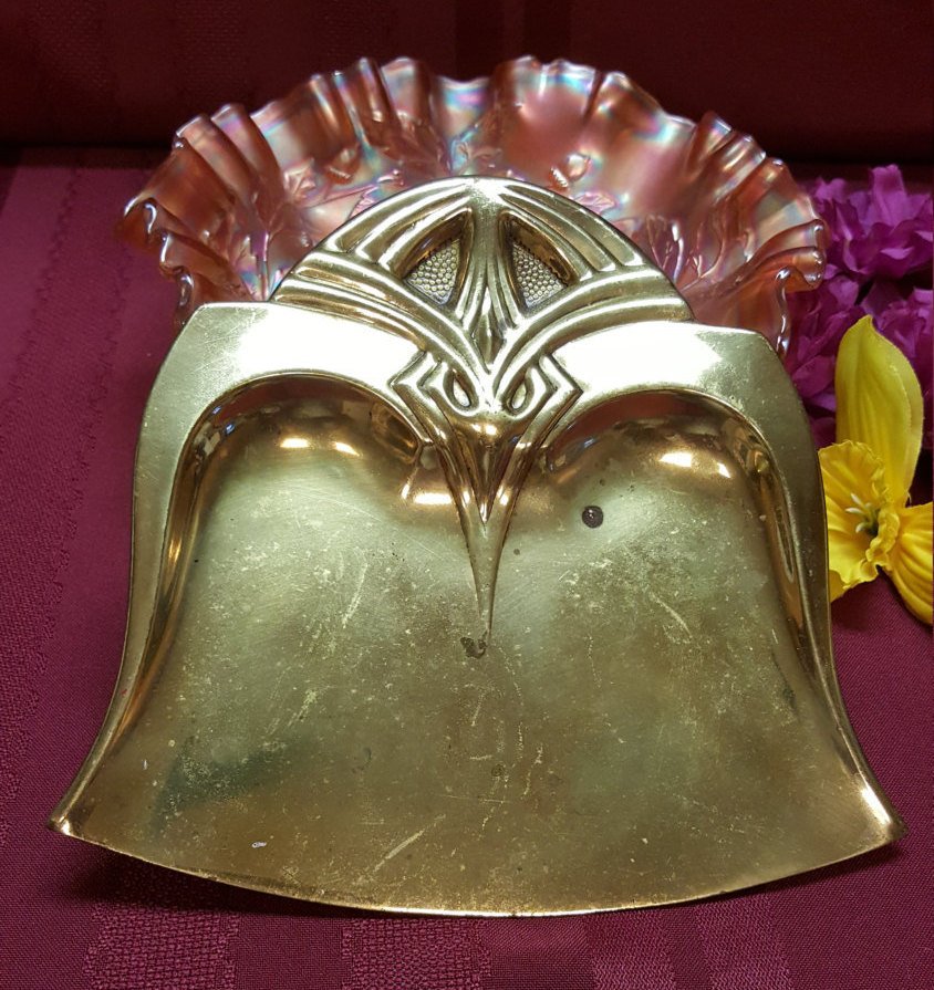 Lyn_Bluefish901's tweet photo. Vintage Brass Silent Butler, Crumb Catcher, Table Dustpan, Shelf Sitter, Pan, Rustic, Patina, Farmhouse Woodland Home Decor, T.V. Movie Prop https://t.co/s8nXUI8oTO #AmazingFunVintage.etsy.com #Etsy #Vintage #SilentButler https://t.co/BTnQu3csEu