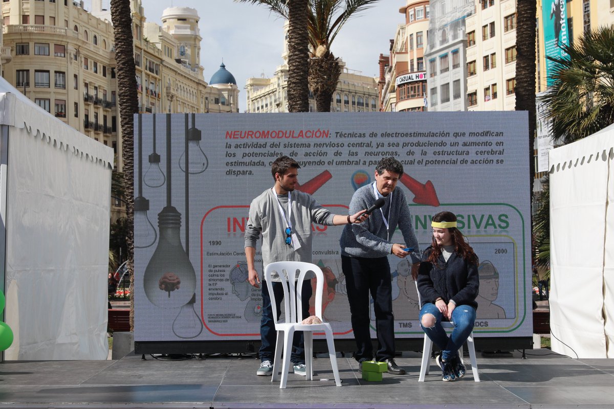 COPCV's tweet photo. Si estás por el centro de València acércate a la plaza del Ayuntamiento y disfruta de la I Feria de la Psicología Valenciana. ➡️ En breve: VideoFórum, Taller de puzzle gigante, Charla Psicólogos Sin Fronteras y Concierto de Blues 🎷🎵 https://t.co/BoHtdz5iiU