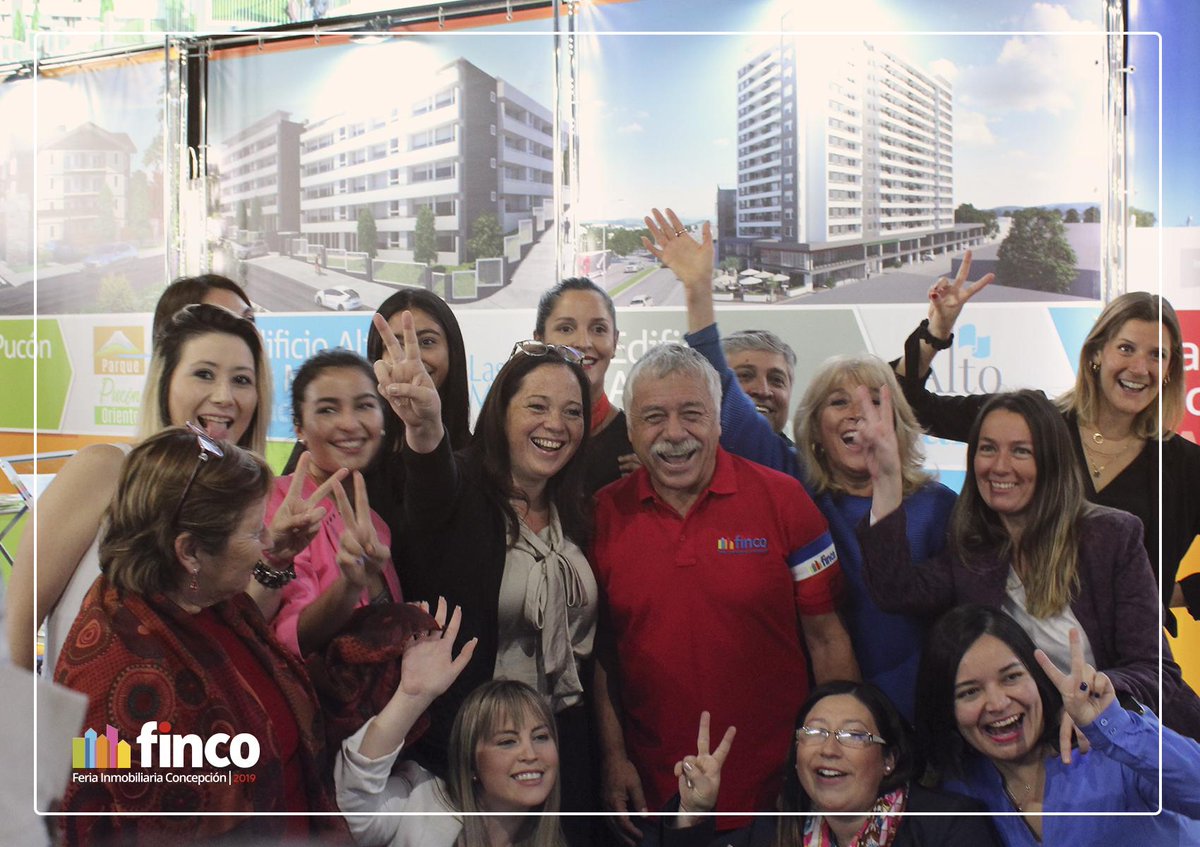 FincoOnline's tweet photo. Ya estamos en el tercer día de #Finco2019 con una alta convocatoria de familias, quienes están disfrutando de gran feria inmobiliaria, conociendo todos los proyectos en #SurActivo junto a la presencia de Carlos Caszely ¡El rey del m²! 👑 https://t.co/jIngWumtFq
