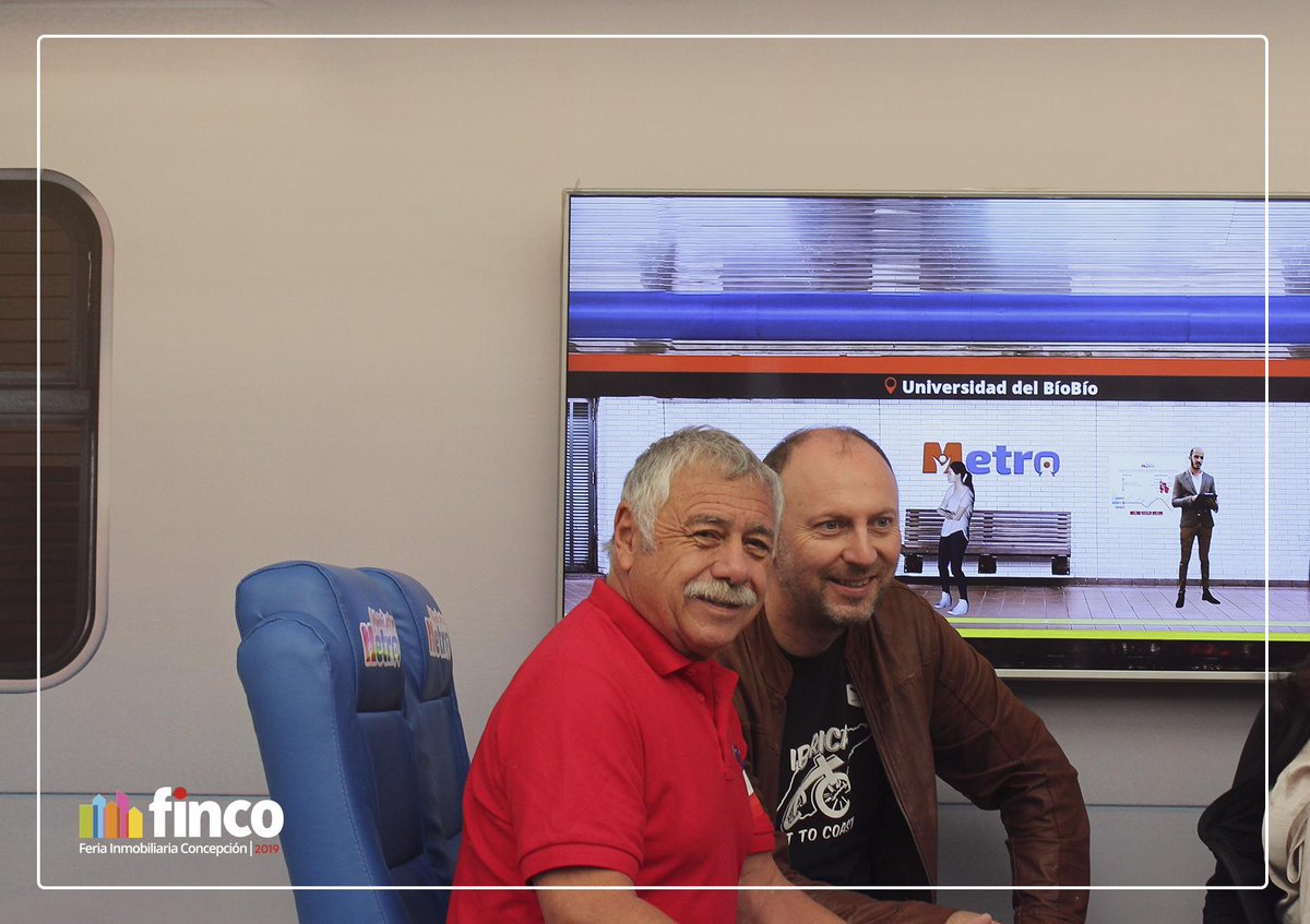 FincoOnline's tweet photo. Ya estamos en el tercer día de #Finco2019 con una alta convocatoria de familias, quienes están disfrutando de gran feria inmobiliaria, conociendo todos los proyectos en #SurActivo junto a la presencia de Carlos Caszely ¡El rey del m²! 👑 https://t.co/jIngWumtFq