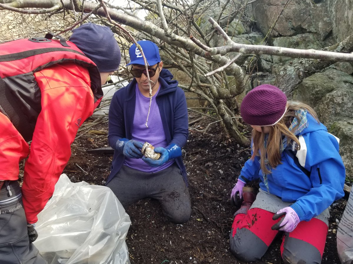 AfrozShah1's tweet photo. Week 181 .

Cleaning remote island with citizens of  Norway  - #Plasticpollution of immense magnitude .

Young students and Risor municipality - concerned and acting .

And then tete with citizens to do more then now.

Fishes and Birds under human onslaught .

We do our bit . https://t.co/oVbfZJUgan