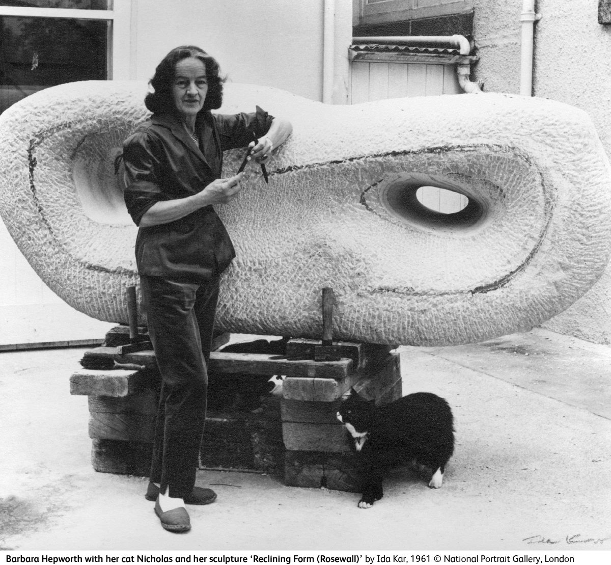 Todays #Portraitoftheday is Dame Barbara Hepworth and her cat Nicholas. 

Taken in 1964 , Hepworth is captured with her work 'Reclining Form (Rosewall)' at her studio in Cornwall. This #NationalPetMonth discover the pets in our collection: ow.ly/Jjki30okRlG