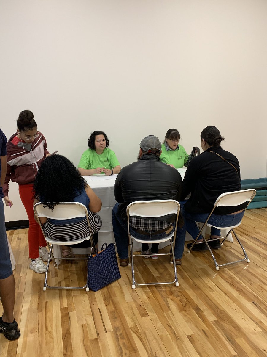 olbelew1's tweet photo. #DLFWISD BILINGUAL/ESL DEPT helping out with PK-K registration https://t.co/5IfPhIuJ6o