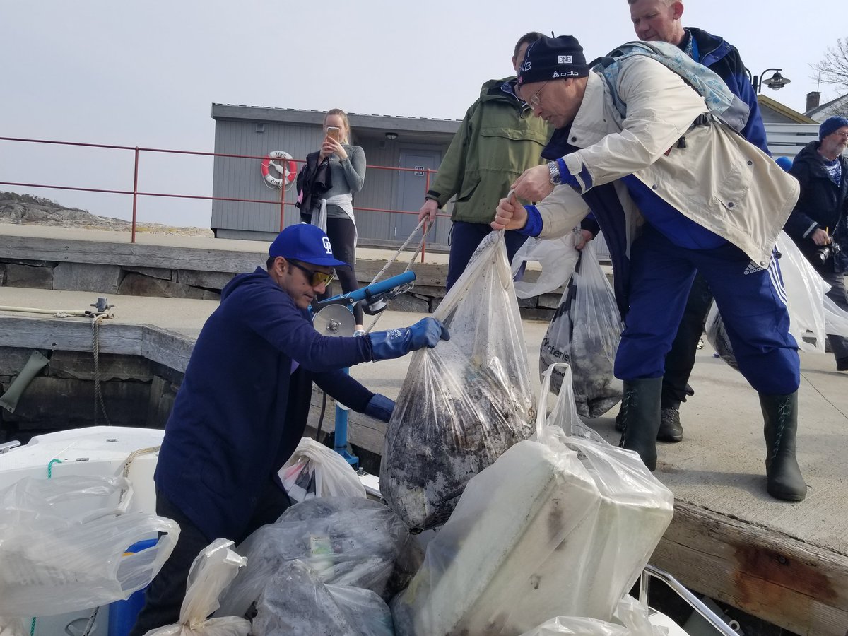 AfrozShah1's tweet photo. Week 181 .

Cleaning remote island with citizens of  Norway  - #Plasticpollution of immense magnitude .

Young students and Risor municipality - concerned and acting .

And then tete with citizens to do more then now.

Fishes and Birds under human onslaught .

We do our bit . https://t.co/oVbfZJUgan