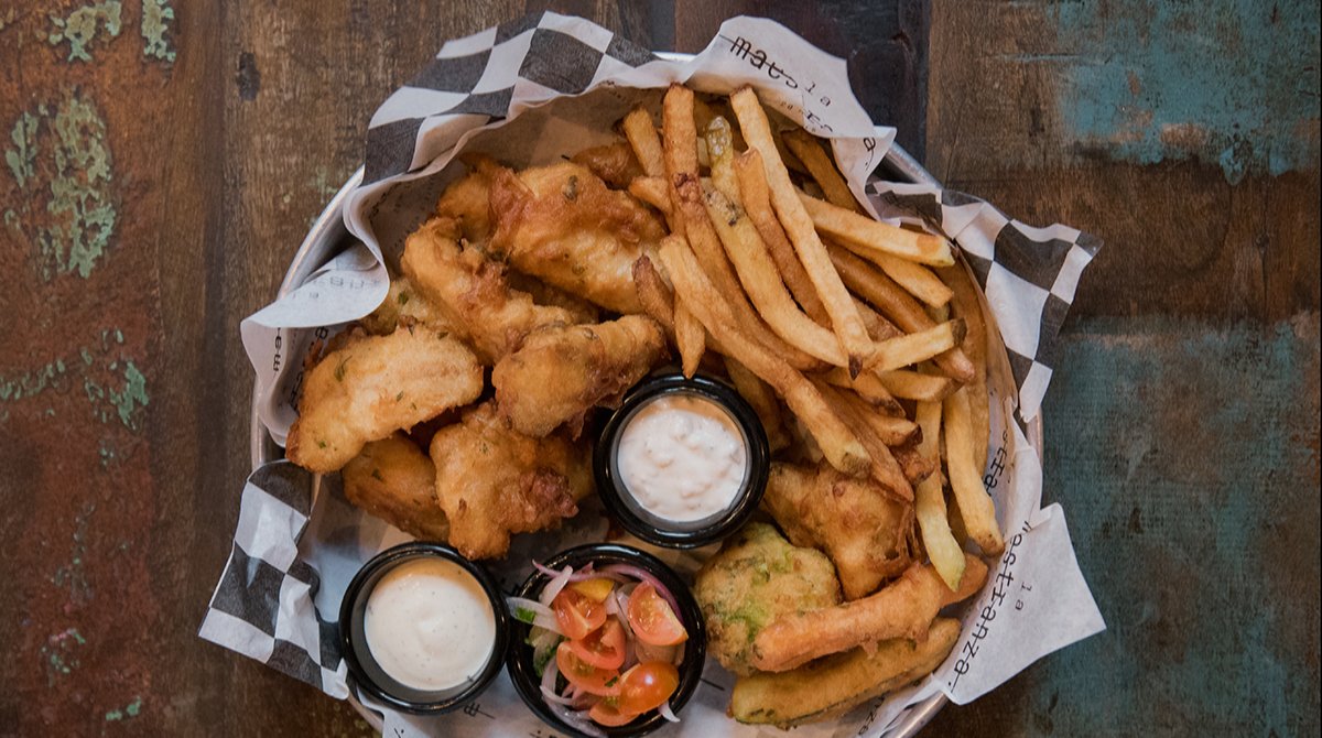 Maestranza_rest's tweet photo. 😋para abrir el apetito que tal estos Fish &amp; Chips para compartir con tus amigos o familia! Canasta con deliciosos bastones de pescado fresco y mix de verduras tempurizadas, acompañados de nuestras papas caseras, ensaladilla criolla y salsitas de la casa! Difícil resistirse.. 😍 https://t.co/nFCf89ypji