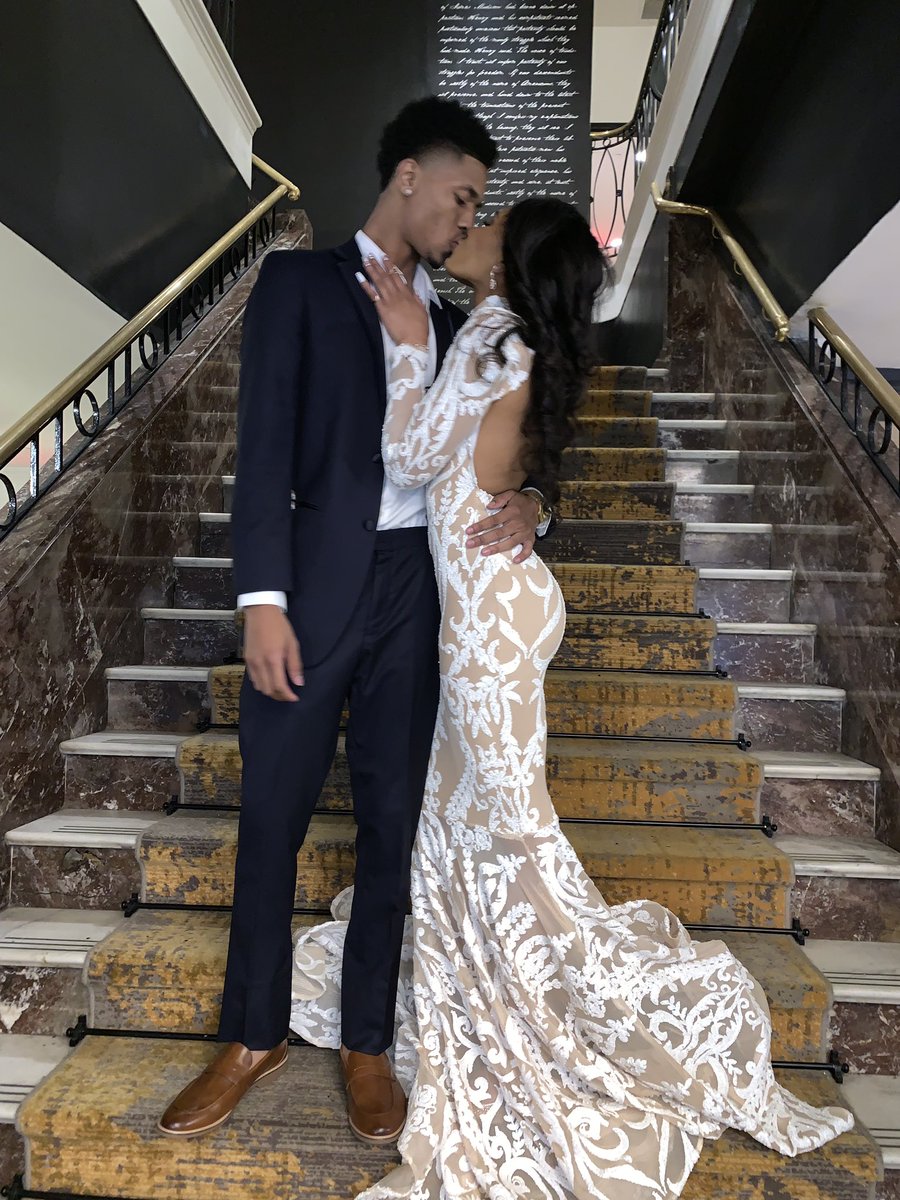 ashantisymonee's tweet photo. Oooops, we did it again π€©πΈ
#Prom2k19 #TheRealStars https://t.co/jVsWbNgRyL