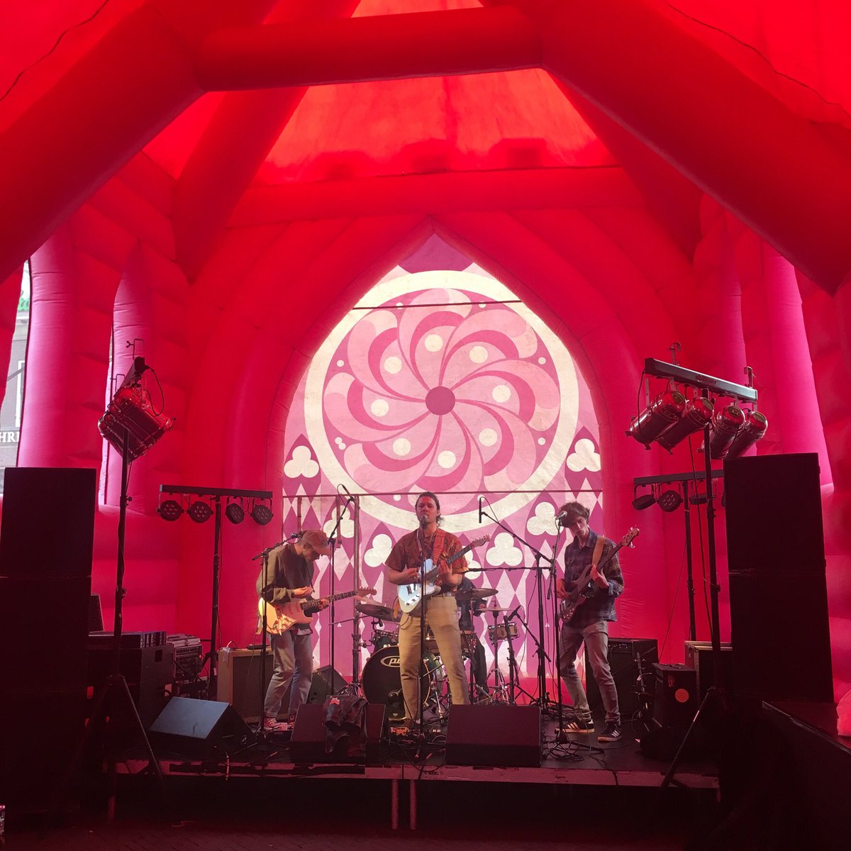 In de kleine (roze) kerk is het feestje al begonnen. #TheKoalaz