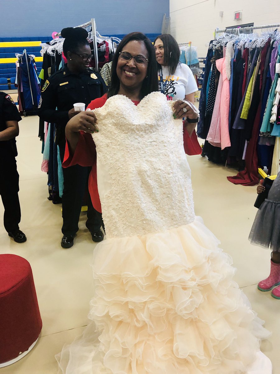 HoustonISD's tweet photo. She said YES to the DRESS! @HISDSupe and Jalynn from @SterlingRaider have excellent taste in dresses! They picked the same one! 🙌🏻 Gorgeous donation from one our AMAZING @HISDPolice officers! #HISDProjectProm2019 @HISDHEO https://t.co/QhufCBzWaZ