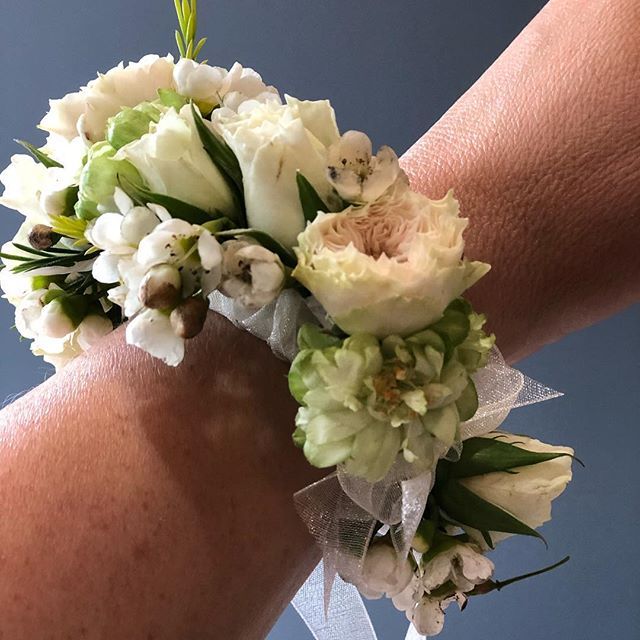 Prom season = Floral cuff madness💕🌸#promflowers #prom #floralcuff #corsage #ilovebernardsvillenj #lauraclaredesign