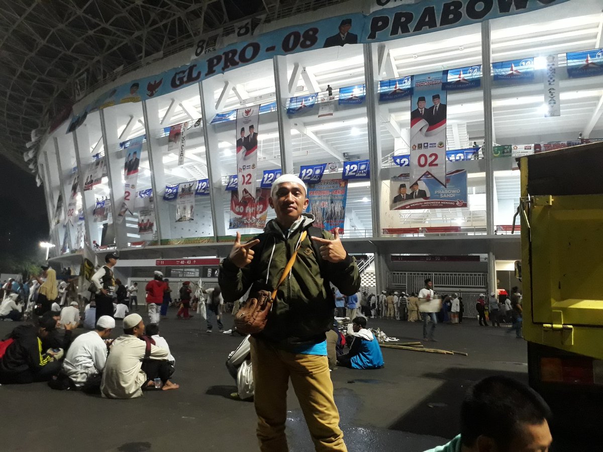 ratnokrishno's tweet photo. GBK malam ini
Yang jauh mendekat
Yang dekat merapat
#PAS02
#GBK742019 https://t.co/s6uYYbBGIZ