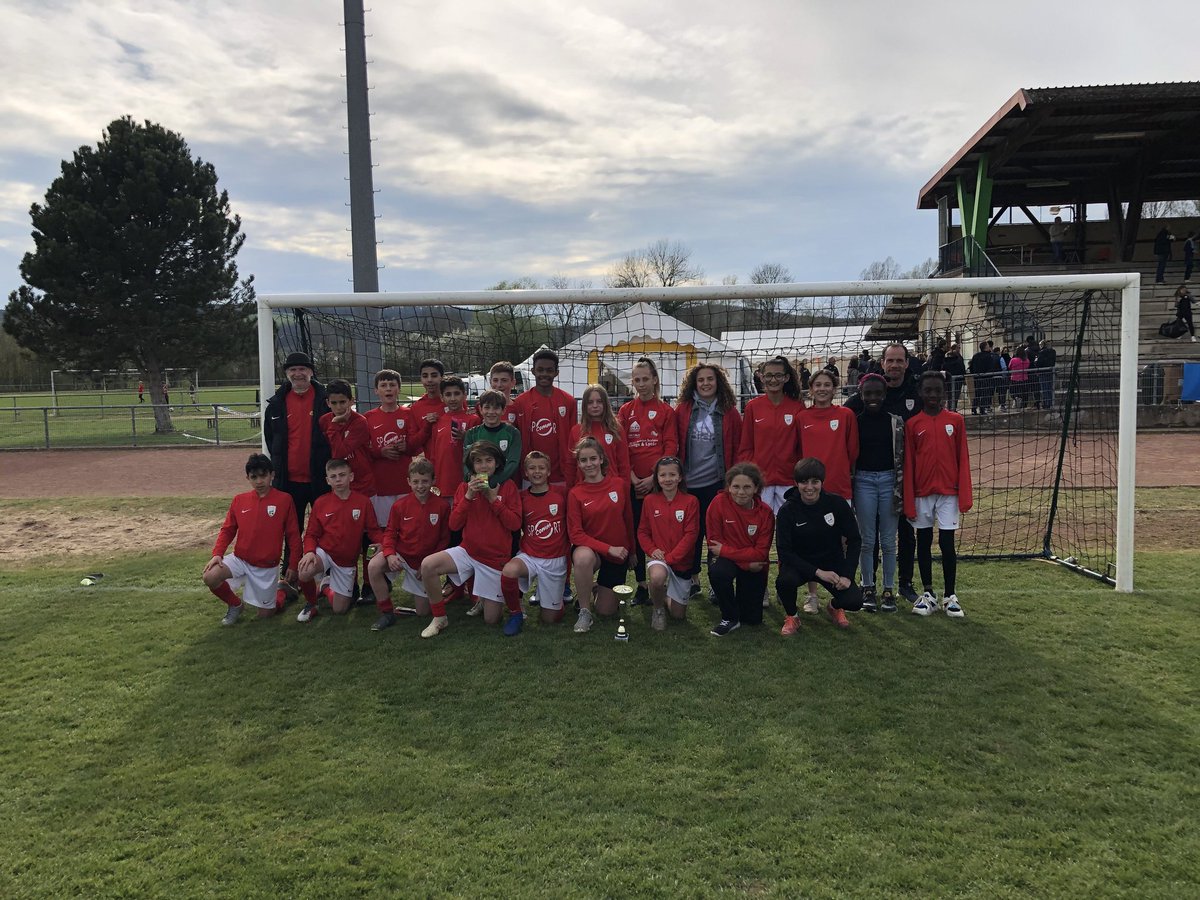 Asptt_DijonFoot's tweet photo. Félicitations aux Filles et aux Garçons pour leur qualification à la Finale Régionale de la Coupe Pitch U13.
Un véritable succès pour nos petits Rouges et Blancs que ce soit dans les défis (quizz, jonglage,...) comme sur le terrain.
Une belle récompense egalement pour le staff https://t.co/RV5g0B4bNm