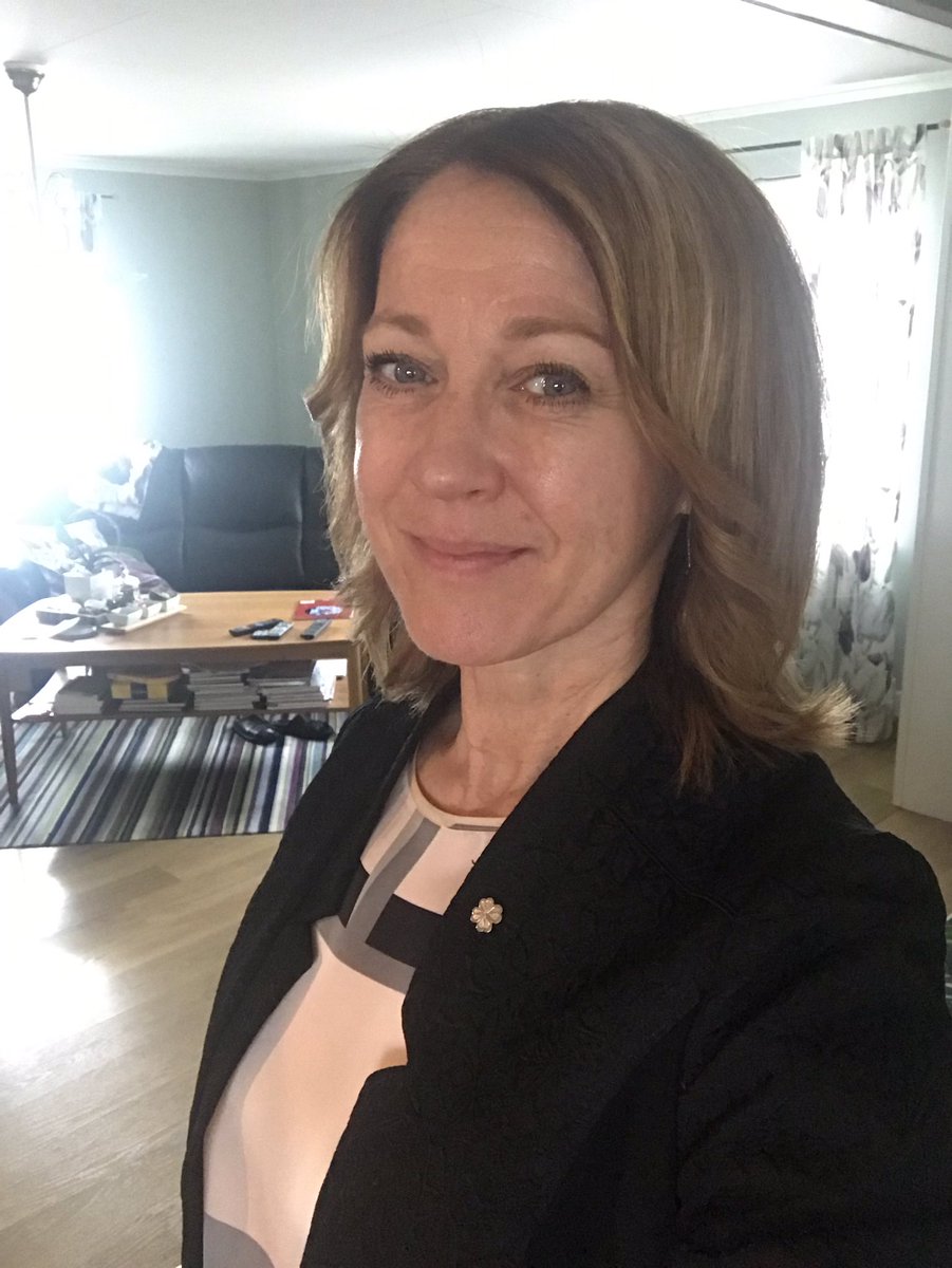 lenalindgren_'s tweet photo. Glad och nöjd efter att ha tillbringat dagen på distriktsstämma i Härnösand. Tack @AbirAlsahlani för de inspirerande orden om fred, demokrati och människors frihet. #epval #centerpartiet https://t.co/egIYi7Qxbt