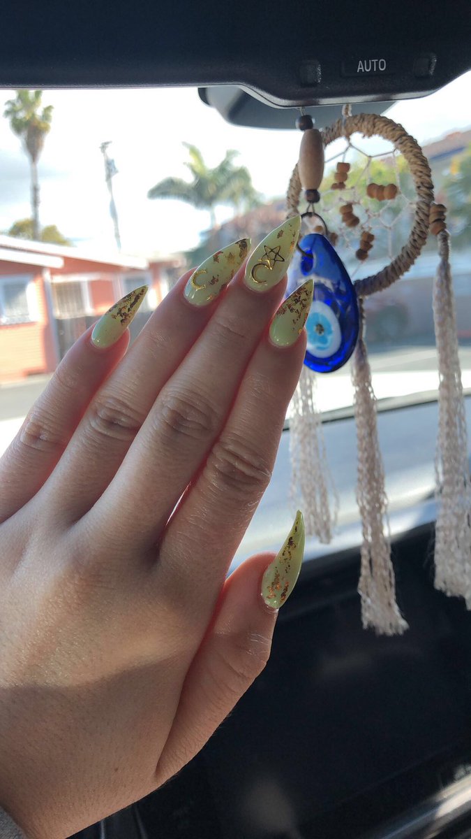 SamanthaIraheta's tweet photo. 🌙🌿✨ #aprilnails https://t.co/0wrFE41QHE