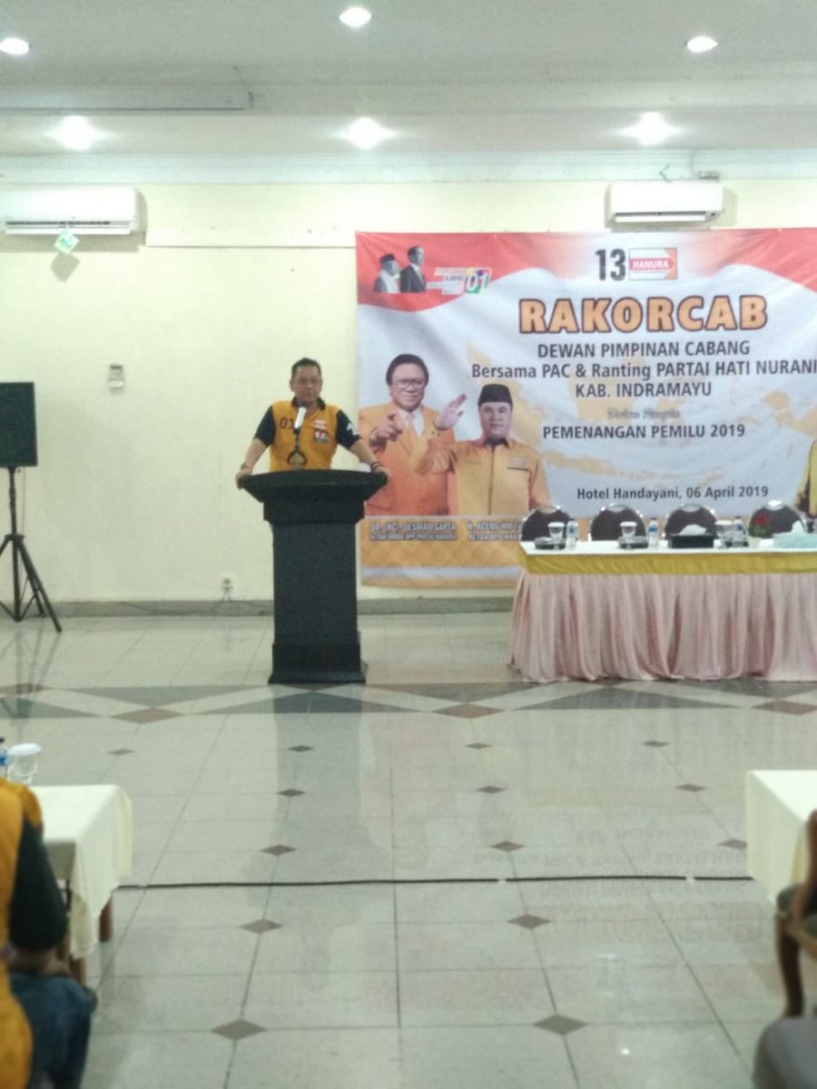 SudiroAsno's tweet photo. Hari ini saya memberikan pengarahan kepada seluruh kader Hanura di Kab. Indramayu pada rangkaian kegiatan Rakorcab DPC kab. Indramayu. Saya menghimbau kepada seluruh kader baik itu caleg, simpatisan dll agar bergerak dana memenangkan caleg2 Hanura baik untuk di RI dan di Kab. IM. https://t.co/U5C54BjkwX