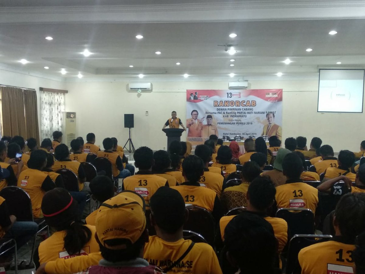 SudiroAsno's tweet photo. Hari ini saya memberikan pengarahan kepada seluruh kader Hanura di Kab. Indramayu pada rangkaian kegiatan Rakorcab DPC kab. Indramayu. Saya menghimbau kepada seluruh kader baik itu caleg, simpatisan dll agar bergerak dana memenangkan caleg2 Hanura baik untuk di RI dan di Kab. IM. https://t.co/U5C54BjkwX