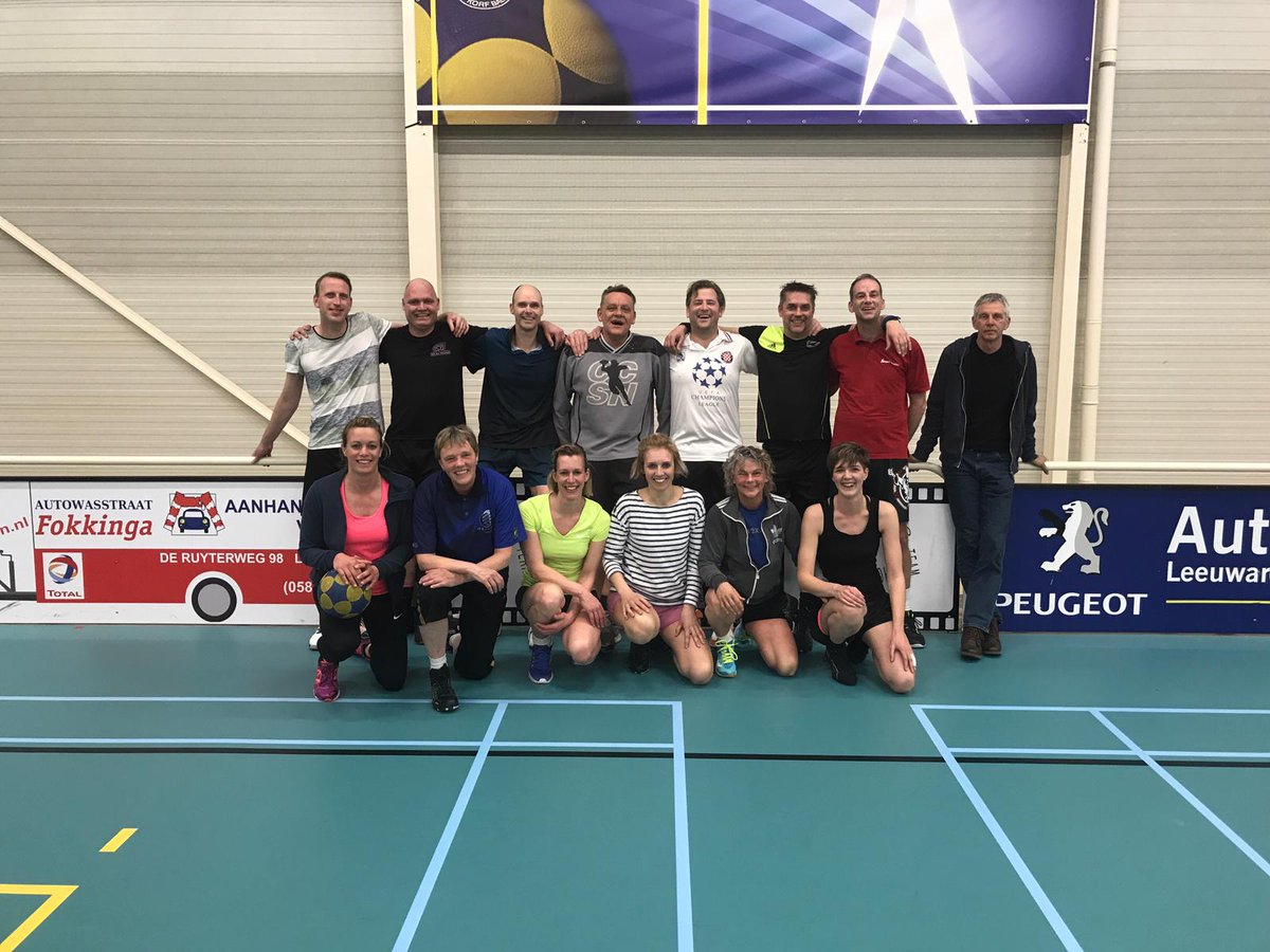 Gisteravond kwam een groot deel van de selectie van <a href="/KVLeeuwarden/">KV Leeuwarden</a> bij elkaar (van een kleine 20 jaar geleden) om weer eens een balletje te gooien. Het is nog wat roestig, maar de derde helft verliep opvallend soepel! #topavond #voorherhalingvatbaar