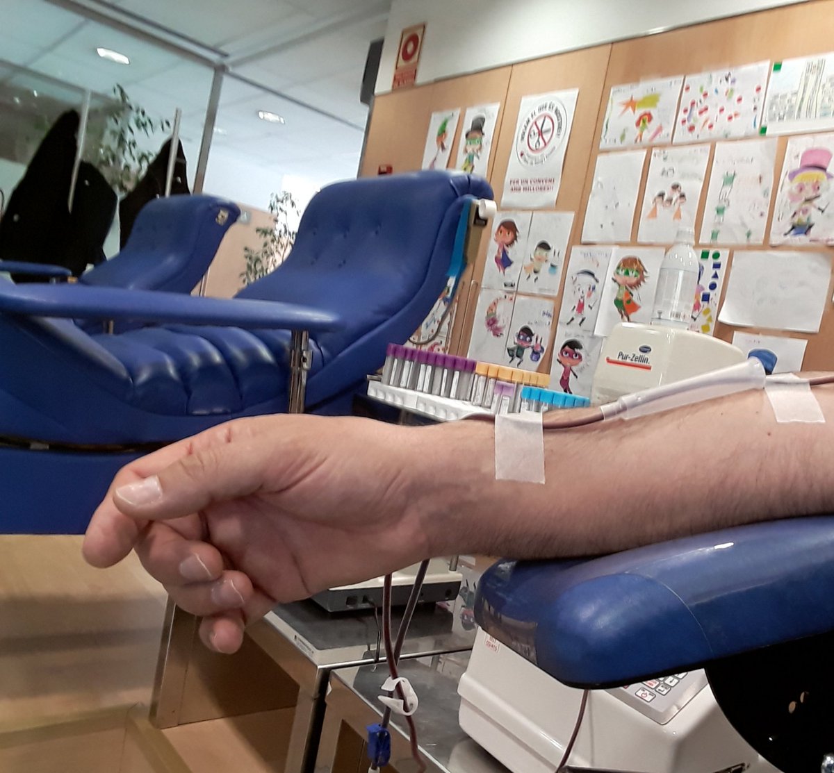 Josep_Jonas's tweet photo. Dona el millor de tu. Dona sang! Moltes gràcies equip de @hbellvitge i @donarsang per la vostra amabilitat i professionalitat. #finsaviat #seeyousoon #sangfluencer #bloodfluencer #blooder #bloodstyle #generositatsensefiltres https://t.co/yPsdOwOZgJ
