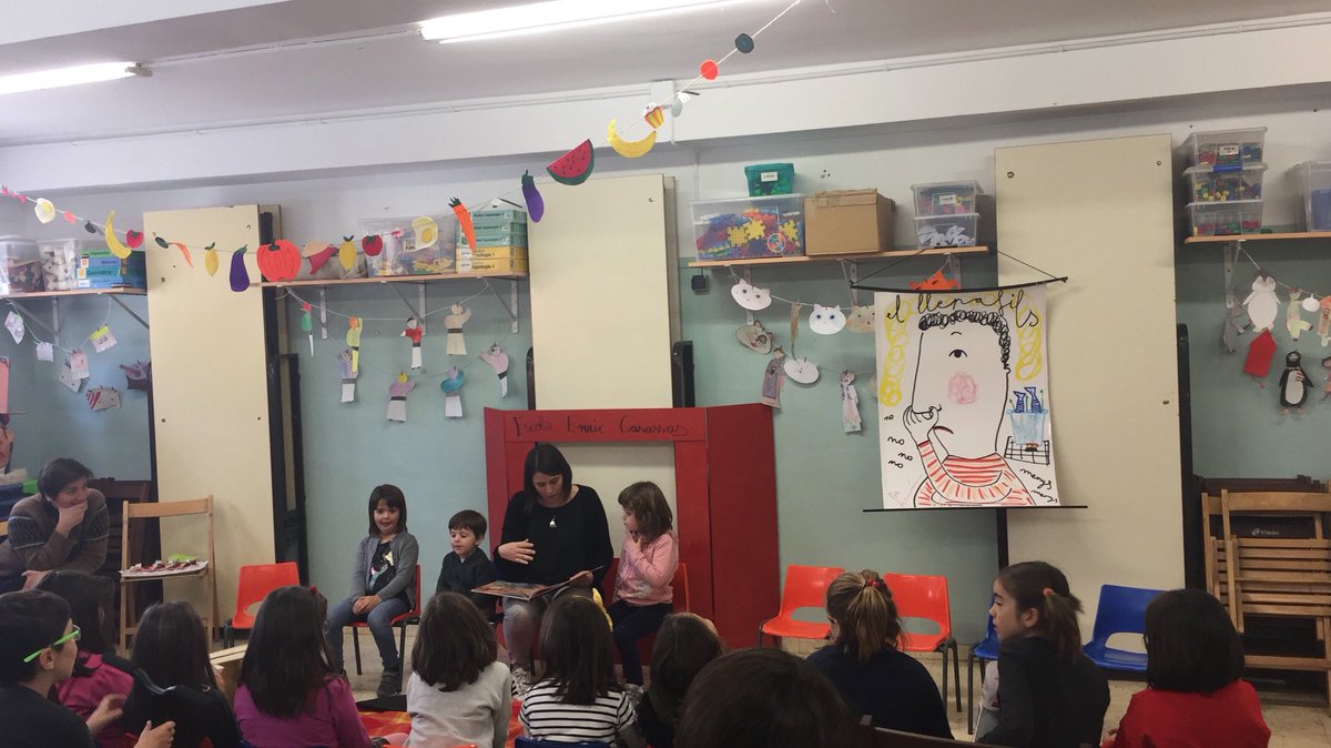 aficasassas's tweet photo. La Maria Güell, amb la Mariona, el Pol i la Ivet, ens expliquen el conte “Sopa de carbassa” 🍵📚#VAS2019 https://t.co/Twi7ej9rQG