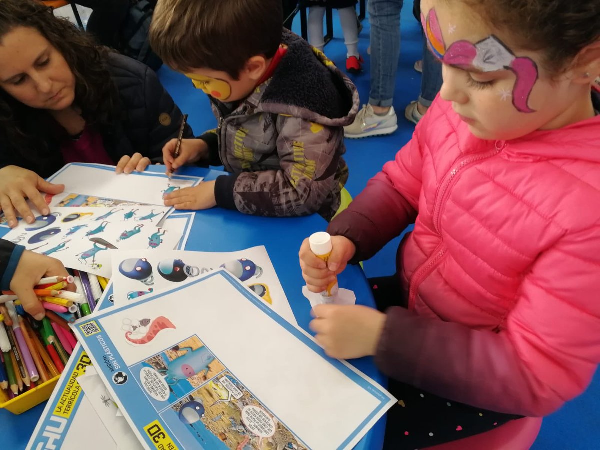 NUSHU_esp's tweet photo. NUSHU está cumpliendo una de sus misiones en el Salón del Cómic de BARCELONA #37ComicBcn @COMIC_bcn y ha encontrado una gran ayuda. https://t.co/dhlvOwjYAH