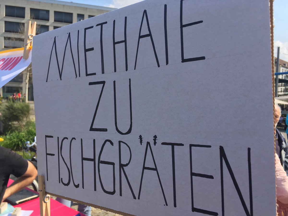 lobtau_stadt's tweet photo. Erster Redebeitrag und Verlesen der Auflagen vom #Mietenwahnsinn Bündnis in #Dresden. Die Forderungen des Aufrufs https://t.co/jWSpALzRc5 lauten u.a. #RechtAufStadt bedeutet, dass Stadt kein Geschäftsmodell, sondern Lebensraum für alle ist.
#DD0604 #D0604 #Mietenwahnsinn https://t.co/wLyjJFxhBw