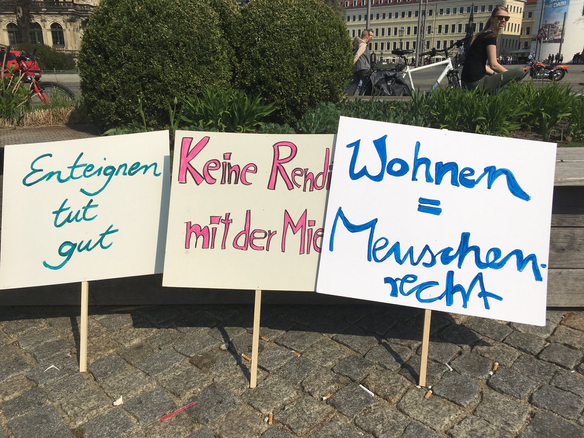 lobtau_stadt's tweet photo. Erster Redebeitrag und Verlesen der Auflagen vom #Mietenwahnsinn Bündnis in #Dresden. Die Forderungen des Aufrufs https://t.co/jWSpALzRc5 lauten u.a. #RechtAufStadt bedeutet, dass Stadt kein Geschäftsmodell, sondern Lebensraum für alle ist.
#DD0604 #D0604 #Mietenwahnsinn https://t.co/wLyjJFxhBw