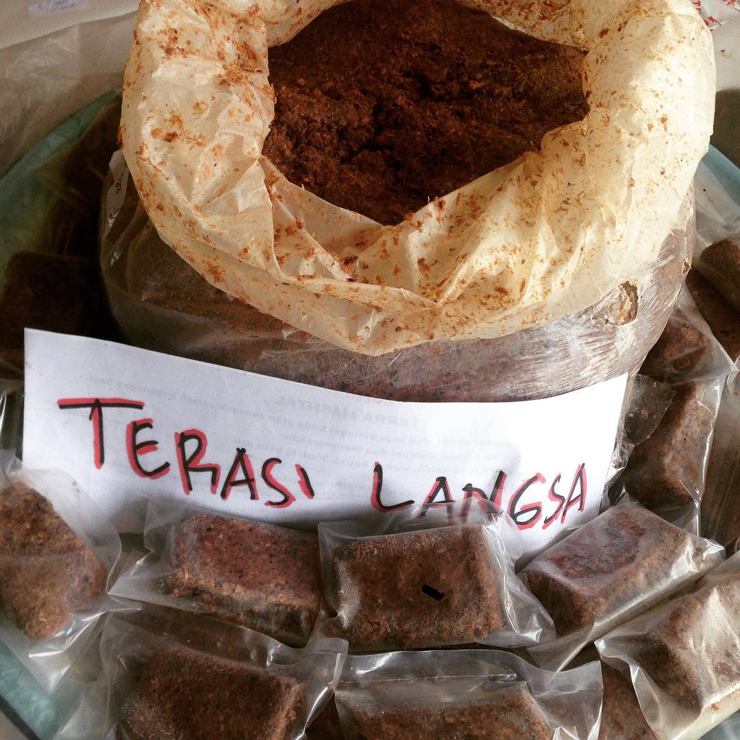 TogaHQ's tweet photo. Pergi ke Langsa beli terasi.
Untuk dimasak dengan ikan pindang.

Namanya juga pesta demokrasi.
Mari ber- #KampanyeRiangBukanPerang https://t.co/PRhJitOKcu