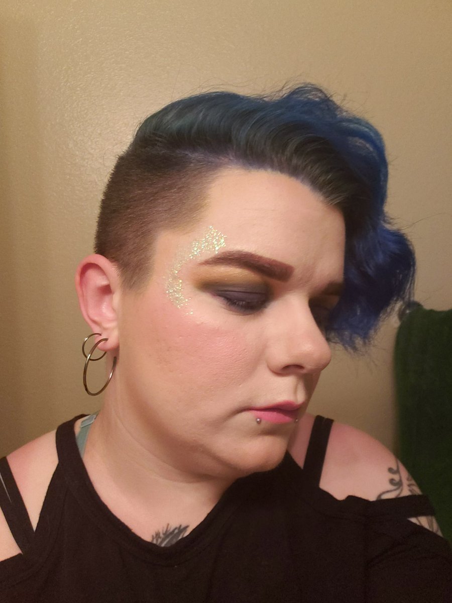 goatdadjaxx's tweet photo. Feeling like the prettiest peacock in the flock~ #nonbinarybeauty #feelinggood #makeupartist https://t.co/Dh2bCaeVog