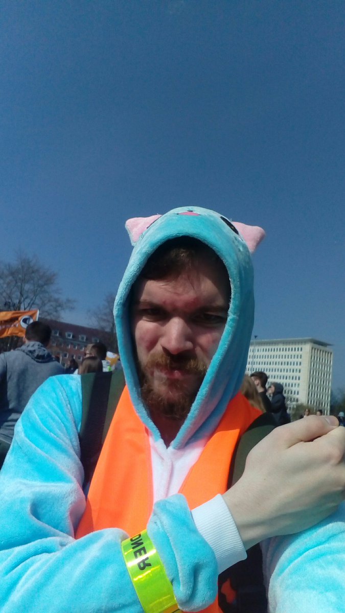 i407250234i's tweet photo. Heute in #Kiel ein Ordner in der DemoRoute 1#noa13 #noterrorfilter #nouploadfilter #saveyourinternet #CodplayerVsArtikel13 https://t.co/llJXBQb29u