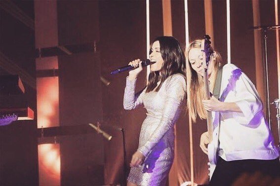 onaimejenifer's tweet photo. Ce soir c’est direction #Annecy pour la dernière date de #procheetintime avec notre @jeniferofficiel et sa gril power ! Alors Annecy mettait le feu ce soir pour THE LAST date ! On compte sur vous 🔥🔥🔥😍❤️ https://t.co/698GrouN07