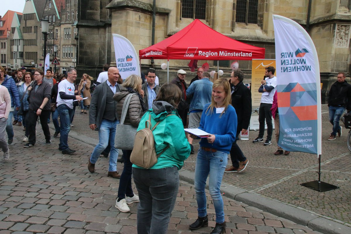 Für bezahlbaren Wohnraum setzt sich das Bündnis #wirwollenwohnen heute  auch in Münster ein. Großes Resonanz und viele Unterschriften für  besseren Mieteschutz und mehr Sozialwohnungen werden gesammelt. Caritas,  SkF und SKM sind dabei.