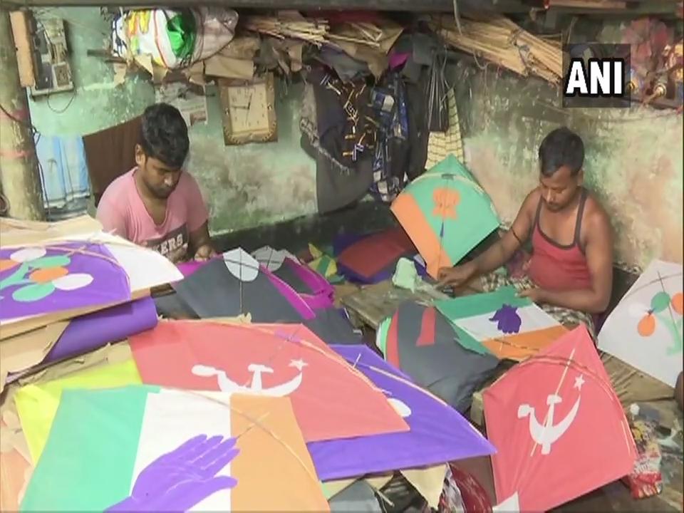 Ani Westbengal A Kite Maker In Kolkata Is Making And Selling Kites With The Symbols Of Political Parties On It Ahead Of Lok Sabha Elections Says This Is A Way
