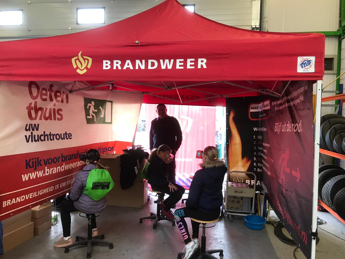 Wij staan nog tot 16uur met onze Brandweer VR op de Techniekdag de Liemers in Beek (gemeentewerf). Hier kunnen jongeren van 10-14 jaar zien en ervaren hoe leuk techniek is. Zien we je daar?! #techniekisleuk #brandweervr #voorlichting #brandweer <a href="/VNOGregio/">Veiligheidsregio Noord- en Oost-Gelderland</a> <a href="/TechniekLiemers/">Techniek Liemers</a>