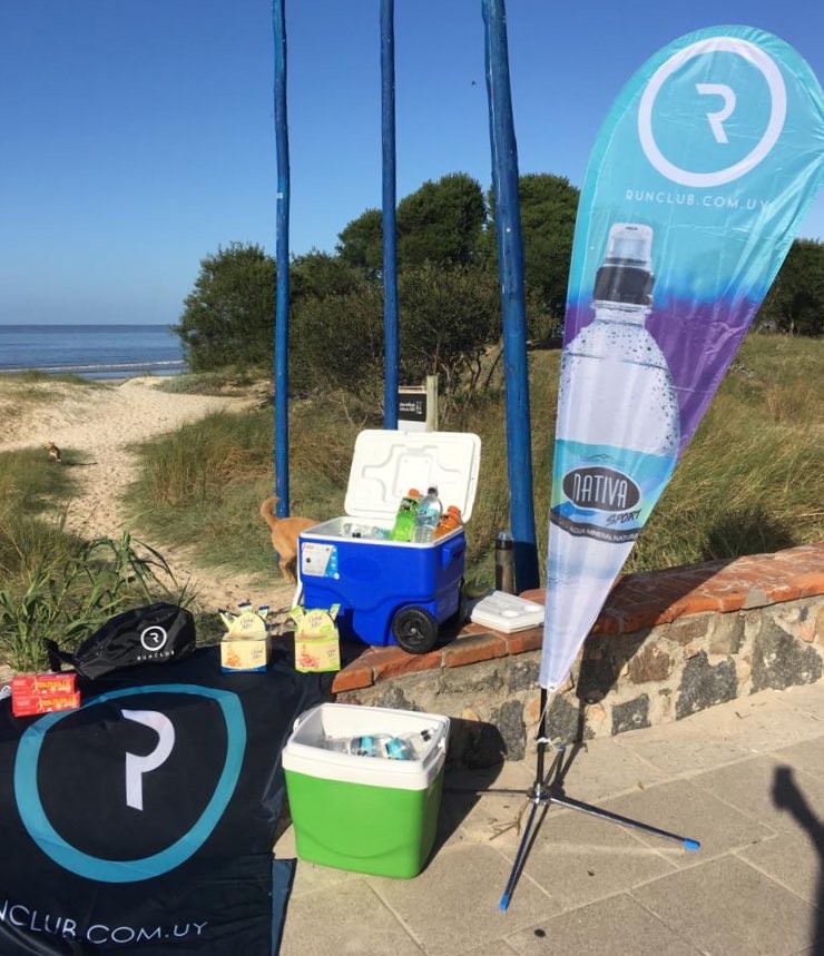 Runclubuy's tweet image. Acompañando corredores del equipo @AlMaximo14 antes de la Maratón de MVD. Hidratación y recuperación de la mano de @Runclubuy y @NativaURU