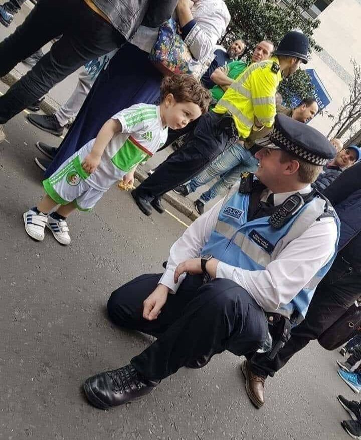 AkimKoceir's tweet photo. Un très belle photo qui nous provient d'Angleterre. Rien à voir avec les brutes épaisses qui brutalisent et gazent dans le "pays des droits de l'homme" cher à @EmmanuelMacron

#Algérie #الجزائر https://t.co/gQrNASQkV1