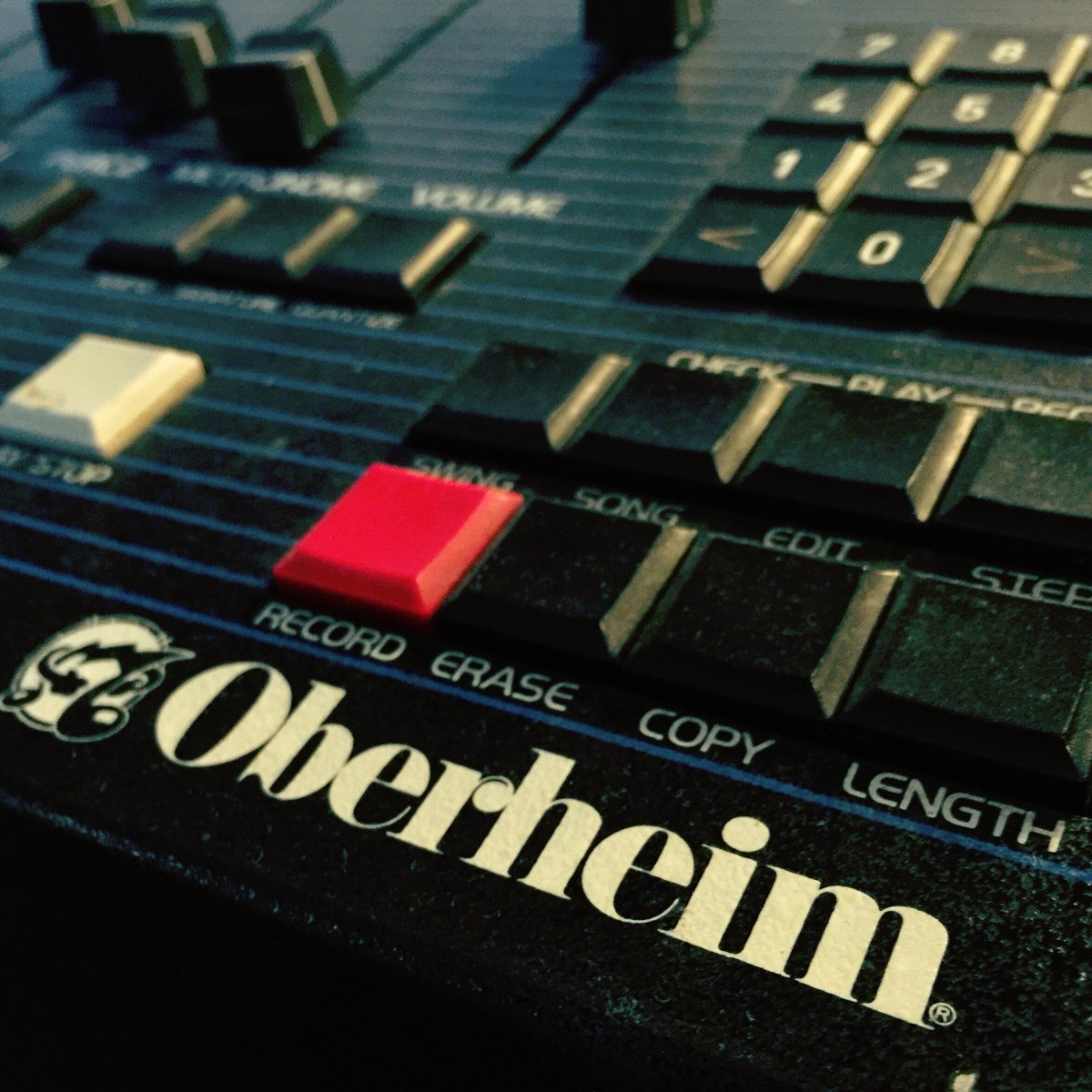 Important friend in studio 5: Let's quote Prince - "You don't have to be beautiful, to turn me on! [...] You just leave it all up to me, I'm gonna show you what it's all about" 🕺💋

#oberheim #tomoberheim #dmx #drummachine #80s #studio #atella #prince