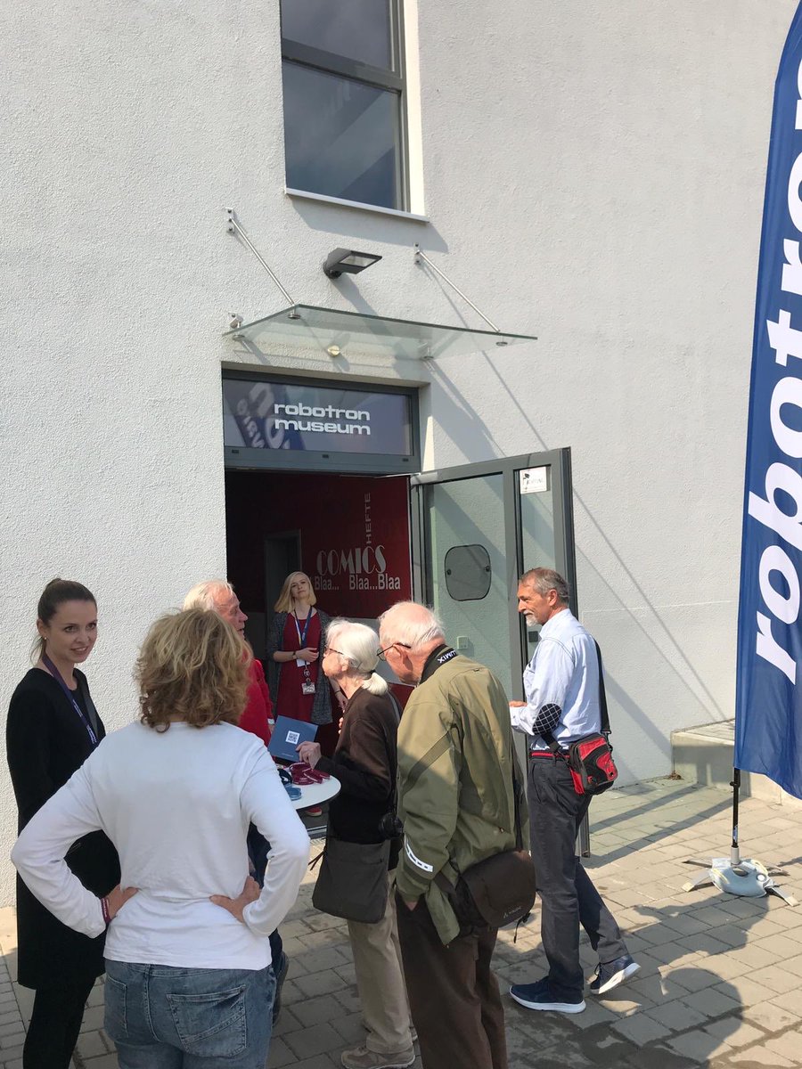 Robotron_DD's tweet photo. Zeit für Erinnerungen. So viele Geschichten, die uns heute von den Besuchern im @RobotronMuseum erzählt werden. Erste Schenkungen gab es auch schon. Die Türen sind noch bis 16 Uhr geöffnet. Kommt vorbei! #50JahreRobotron #GeschichtemachtZukunft #wirmachenmuseum #timetoremember https://t.co/xx7FMwptWr