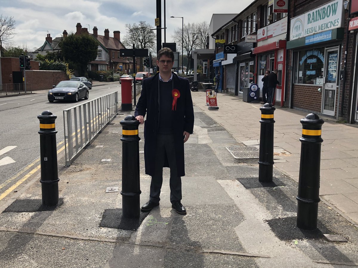 fredgrindrod's tweet photo. Residents in #Bournville and #Cotteridge have raised concerns about people parking on pavements - @LizClements and I are working with @BhamCityCouncil and @BournvilleWMP to take action on #DangerousParking in our community- like getting these new bollards on #oaktreelane https://t.co/aBL5jZM3cl