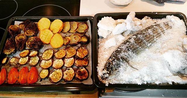 masendocrino's tweet photo. 📣 Para hoy sábado un plato heredado del recetario familiar. Mujol a la sal y verduras al horno.
#masendocrino #pescadoazul #dietamediterranea #hungry #fetama #cuinant #comidacasera #salud #comidareal #cooking #cocinaespañola #fitfood #foodporn #aceitedeoliva #aove #eat #easy… https://t.co/lGXEGMCcqM
