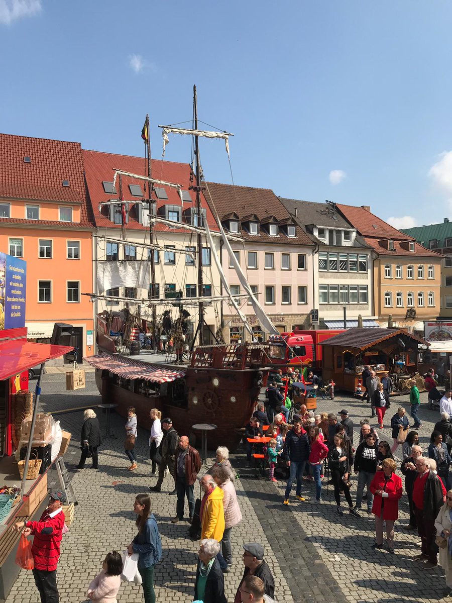 Touri_Toni's tweet photo. Moin Moin aus Schweinfurt! 🐟
Es ist Fischmarkt in Schweinfurt. Noch bis Montag gibt's frischen Fisch und leckeren Frankenwein auf dem Marktplatz.  Und auch morgen darf geschöppelt &amp; geshoppt werden. Wir haben verkaufsoffenen Sonntag 😉
#schweinfurt #14cities #fischmarkt #weekend https://t.co/XZT1JADXqJ