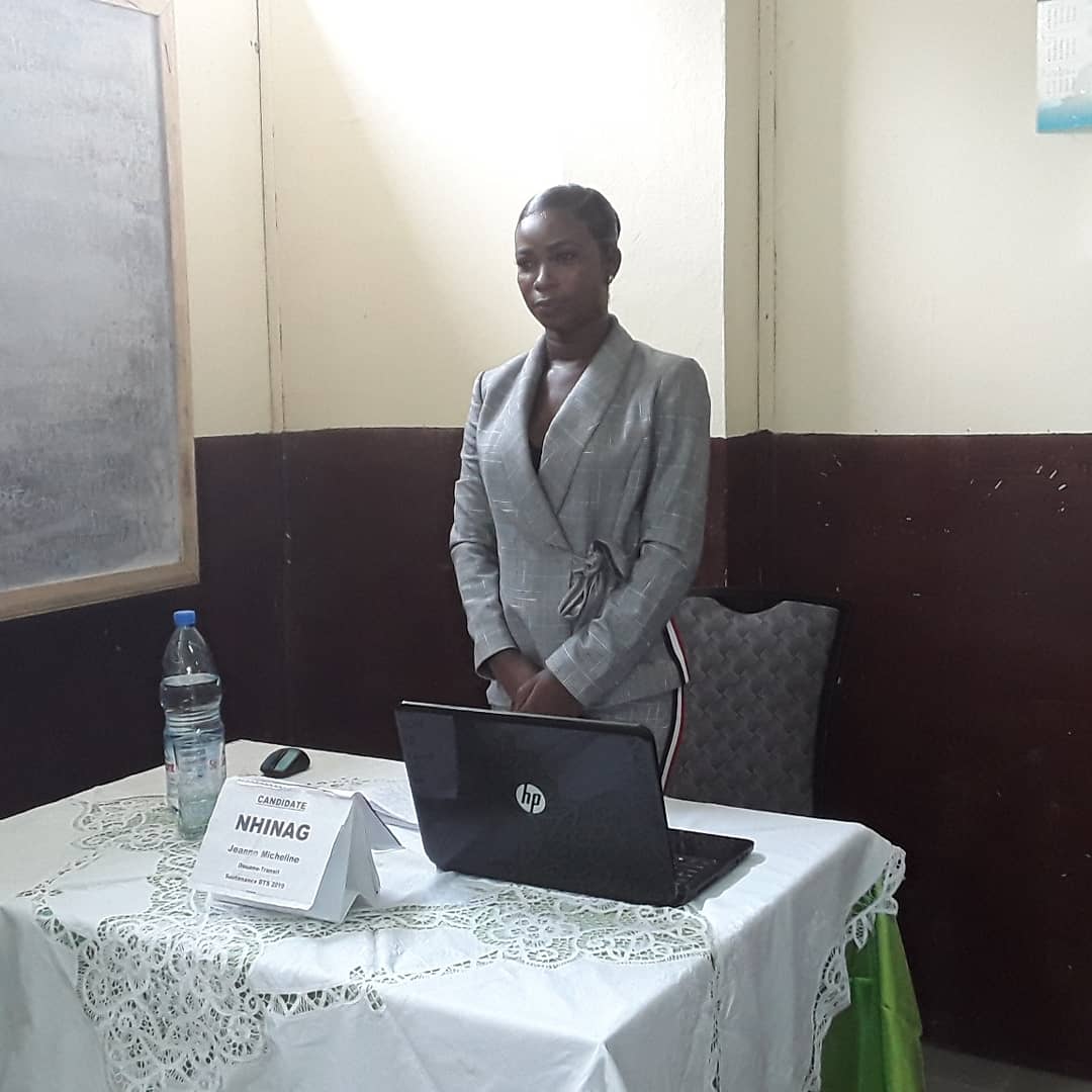 iucdouala's tweet photo. [Soutenances BTS/HND 2019: 1ère journée] à @iucdouala
Campus de Logbessou

Félicitations à cette candidate   de la spécialité Douane et Transit  qui a obtenu la mention Très Bien.

#IUC
#ICIA
#ISTDI
#BTS_HND2019 https://t.co/rDw5X3mhTq