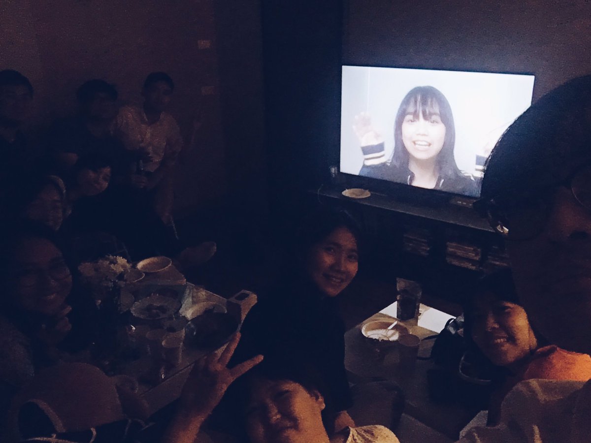 ter_nawapol's tweet photo. มาเยี่ยมออฟฟิศใหม่น้อง
แม่งต้อนรับด้วยการเปิด gdc ดูต่อหน้า และนั่งเมาท์หนังกันไปเลย , นี่คืออยากให้มาหรืออยากให้กลับบ้าน 555
#spacebardesignstudio https://t.co/Jr8ChHFVpm