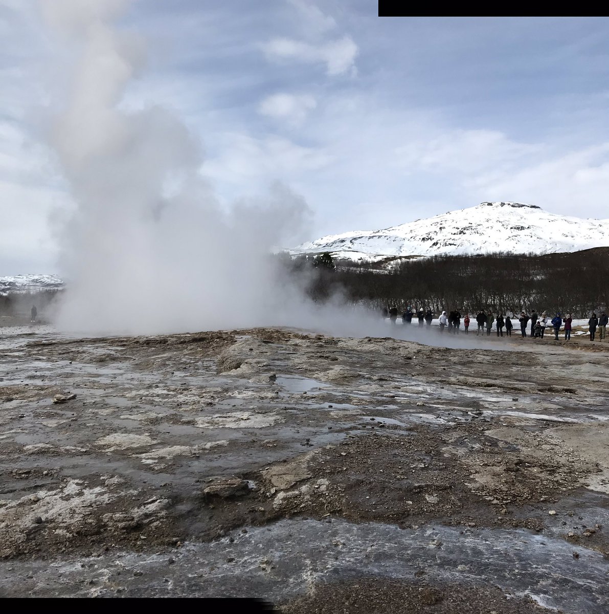 MerjaSainio's tweet photo. Iloiset  #KodinPellervo :n lukijamatkalaiset Islannissa #Gullfoss vesiputouksella #Geysir :n alueella #kuumatlähteet https://t.co/BnHc5S6tsP