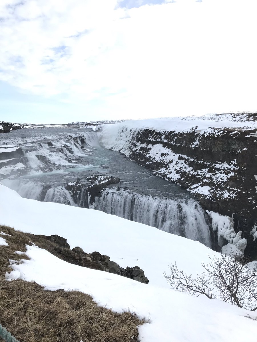 MerjaSainio's tweet photo. Iloiset  #KodinPellervo :n lukijamatkalaiset Islannissa #Gullfoss vesiputouksella #Geysir :n alueella #kuumatlähteet https://t.co/BnHc5S6tsP